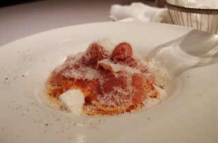 パルマ産ハムと水牛のモッツァレラのスパゲティーニ トマトソースで